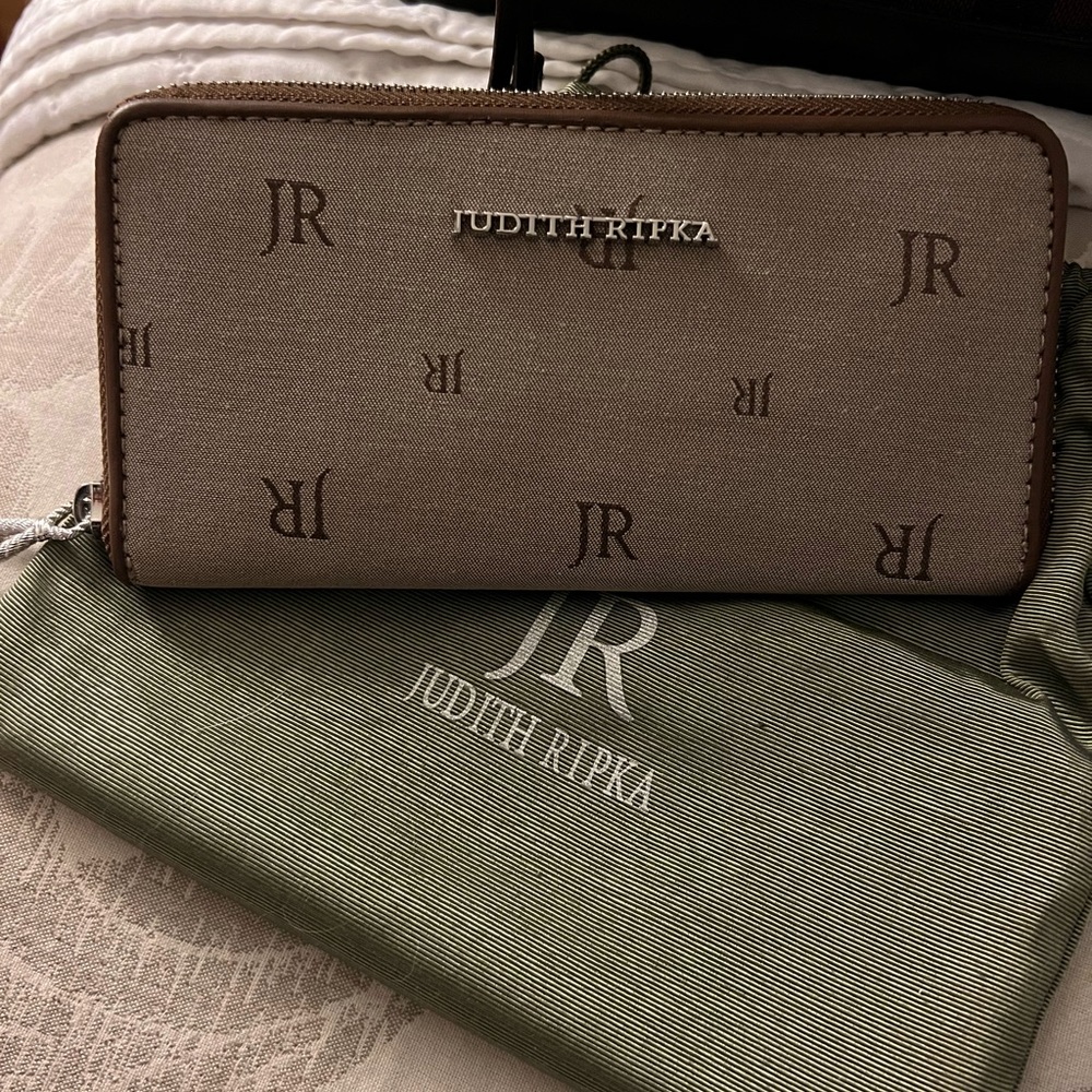 NEW Judith Ripka Stingray Wallet. New with Cards and Dustbag